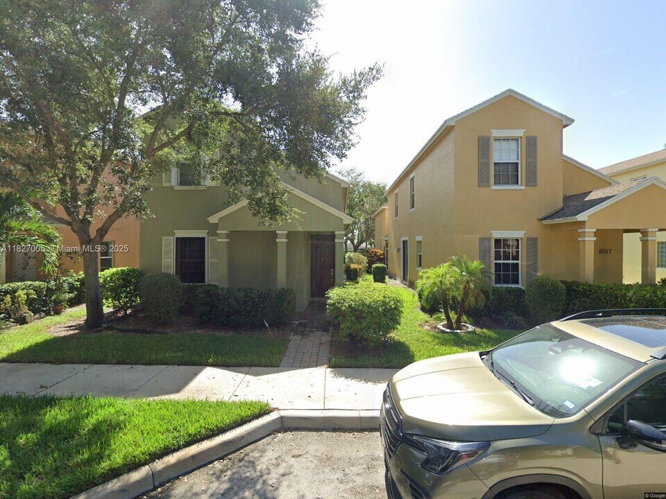 2057 SE Avon Park Dr in Port St. Lucie, FL - Foto de edificio