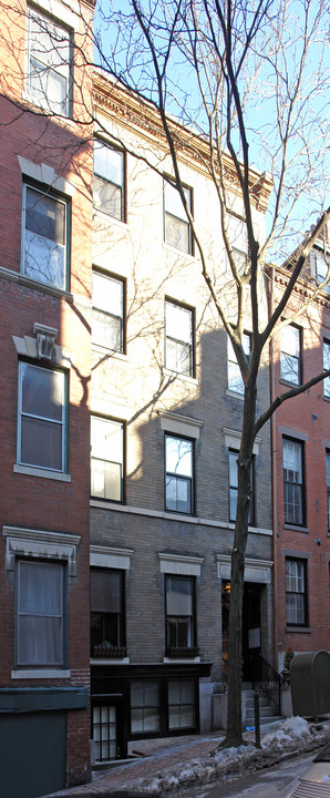 40 Russell St in Boston, MA - Building Photo