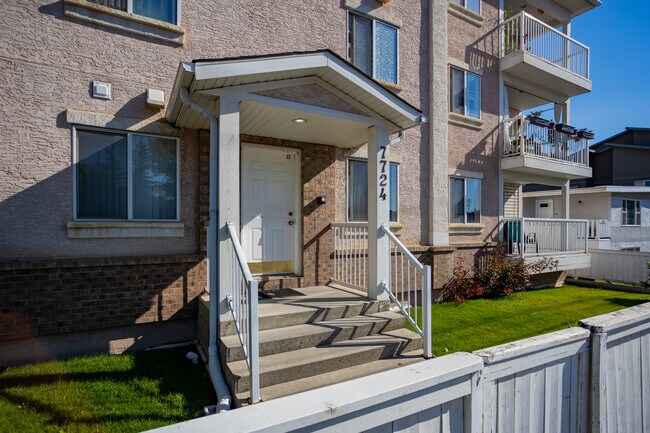 7724 Bowness Rd NW in Calgary, AB - Building Photo - Building Photo
