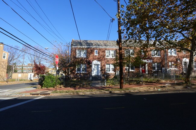 1500 V St SE in Washington, DC - Building Photo - Building Photo