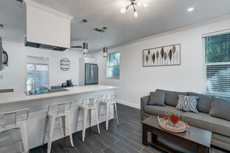 2608 W Swann Ave-Unit -2 in Tampa, FL - Building Photo - Building Photo