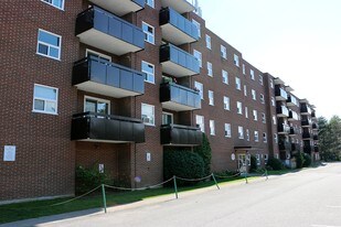 Town & Country Apartments in Welland, ON - Building Photo