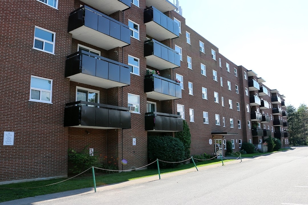Town & Country Apartments in Welland, ON - Building Photo