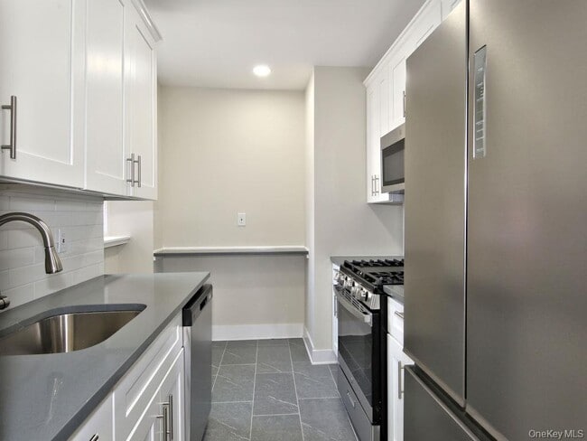 130 Centre Ave in New Rochelle, NY - Building Photo - Building Photo