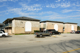 Hollyvale Apartments in Houston, TX - Building Photo - Building Photo