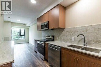 580 Coldstream Dr in Waterloo, ON - Building Photo - Building Photo