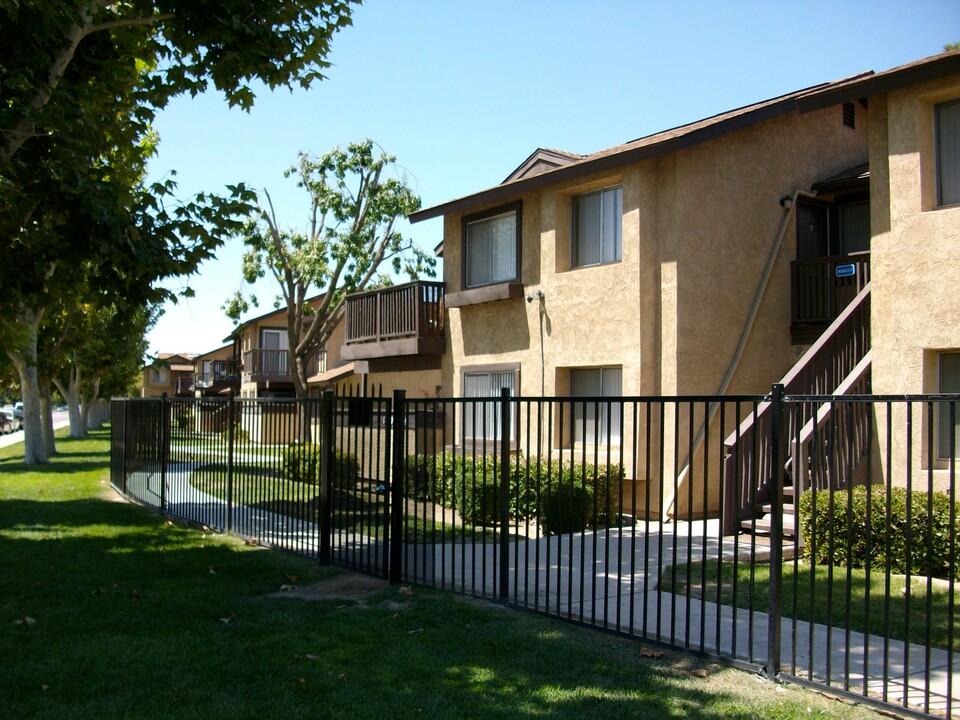 Summerwind Villas in Bakersfield, CA - Building Photo