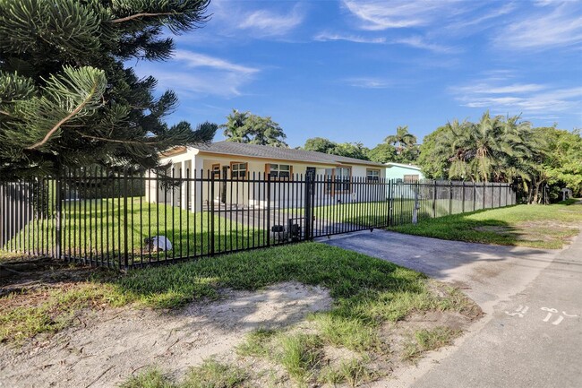 30 NE 139th St in North Miami, FL - Foto de edificio - Building Photo