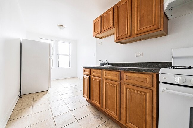 808 W 76th St 7542-52 S Halsted Chicago, IL 60620 in Chicago, IL - Foto de edificio - Building Photo