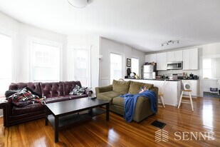 37 Magoun St, Unit 3 in Cambridge, MA - Building Photo