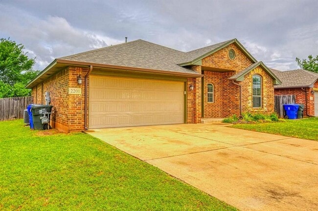 2201 Alameda Park Dr in Norman, OK - Building Photo - Building Photo