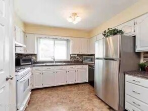 553 W Park Ave, Unit A in Libertyville, IL - Building Photo - Building Photo