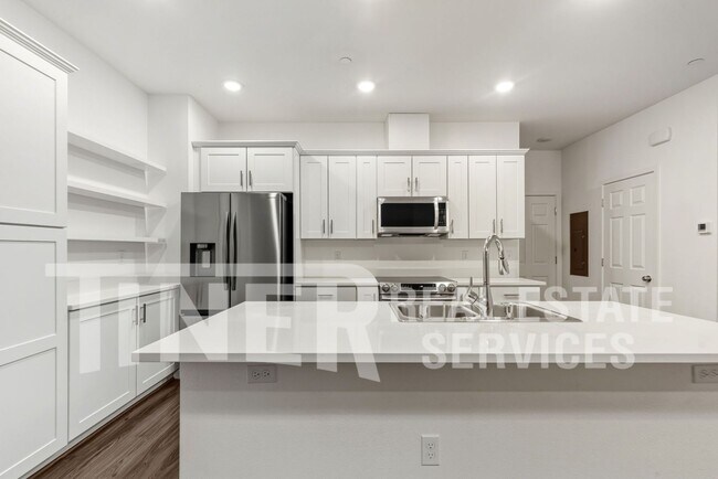 3011 Mesmerizing Walk in Sacramento, CA - Building Photo - Building Photo