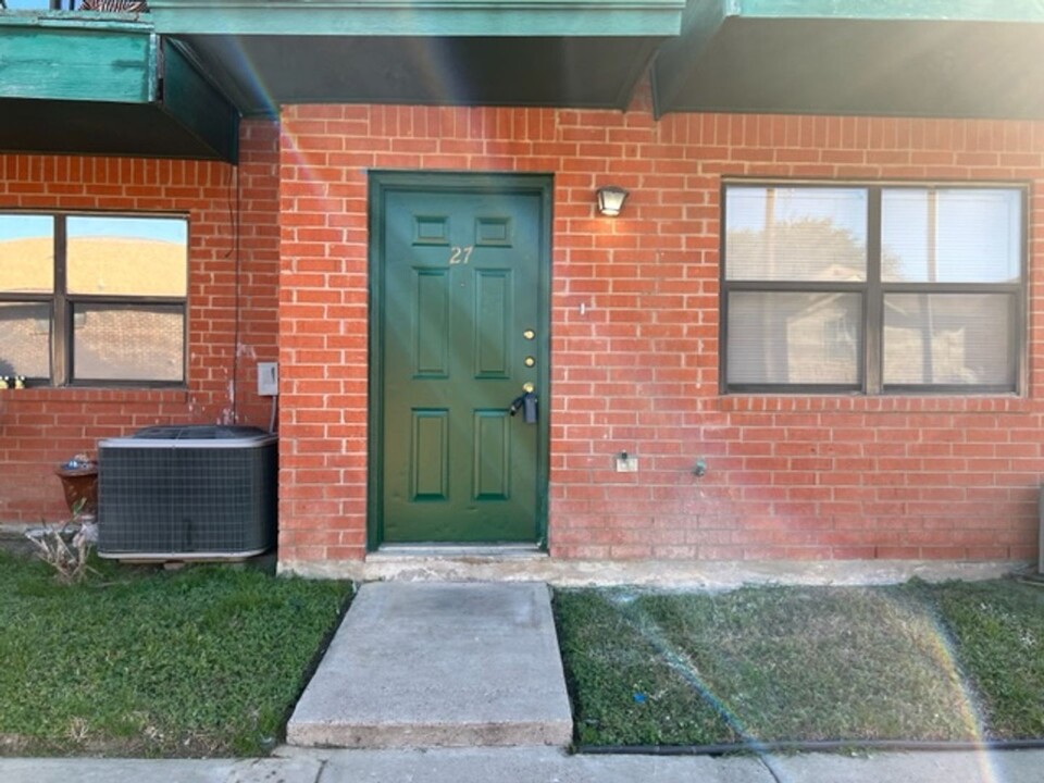 8915 McPherson Rd-Unit -M27 in Laredo, TX - Building Photo