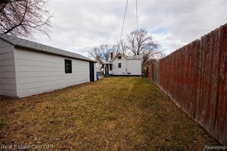 8242 Maxwell Ave in Warren, MI - Foto de edificio - Building Photo