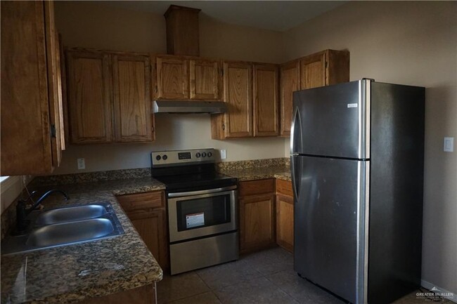 1100-1112 W Eisenhower St in Pharr, TX - Building Photo - Interior Photo