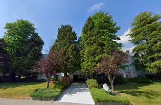 Skyline Apartments in White Rock, BC - Building Photo