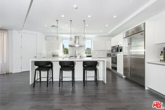 460 N Palm Dr in Beverly Hills, CA - Building Photo - Building Photo