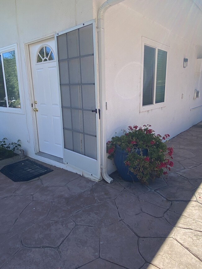 22829 Burbank Blvd, Unit guesthouse apartment