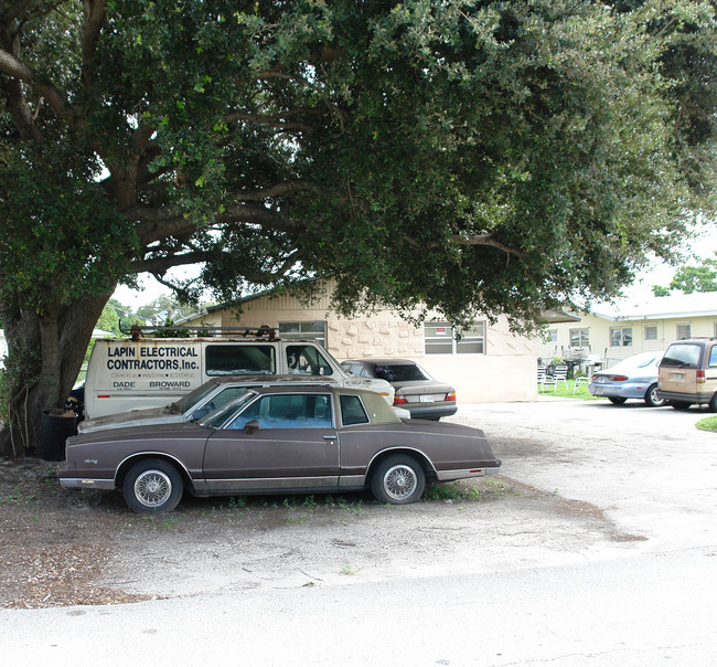2529 NE 191st St in Miami, FL - Foto de edificio - Building Photo
