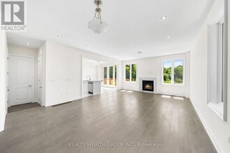 261 Seaview Heights in East Gwillimbury, ON - Building Photo - Building Photo