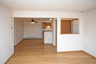 CARRINGTON COURT in Grand Forks, ND - Building Photo - Interior Photo