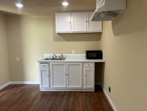 819 E Guadalupe St in La Grange, TX - Building Photo - Interior Photo