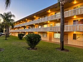 600 Village Green Ct in Palm Springs, FL - Building Photo