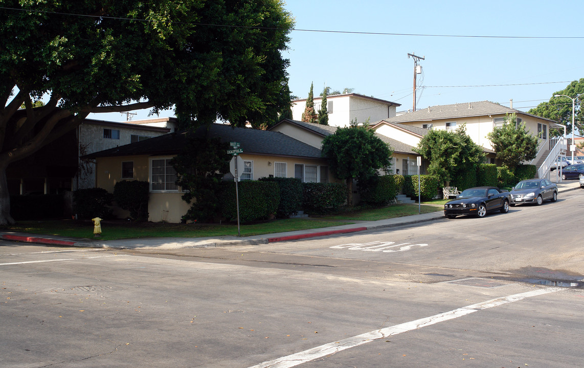 335 Eucalyptus Dr in El Segundo, CA - Building Photo