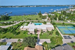 1800 SE St Lucie Blvd in Stuart, FL - Building Photo