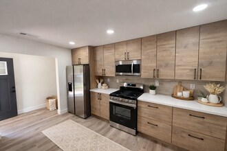 5351 E Falls View Dr in San Diego, CA - Building Photo - Building Photo