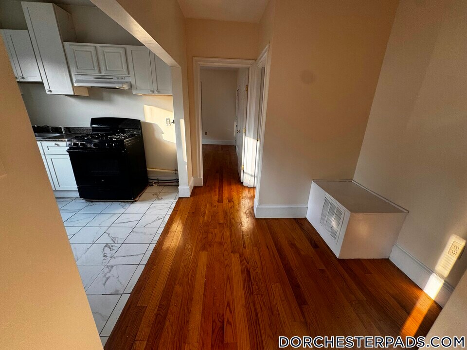 24 Charlotte St, Unit 2 in Boston, MA - Foto de edificio