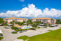 Majestic Palms Condominiums in Ft. Myers, FL - Foto de edificio - Building Photo