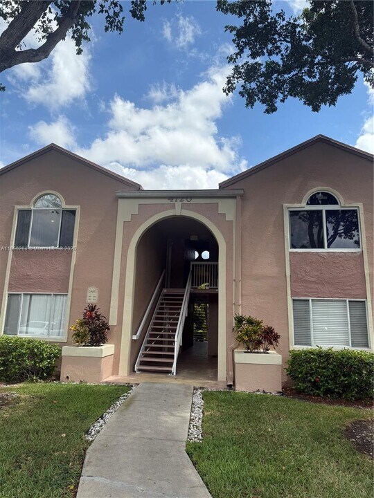 4720 NW 102nd Ave in Doral, FL - Building Photo