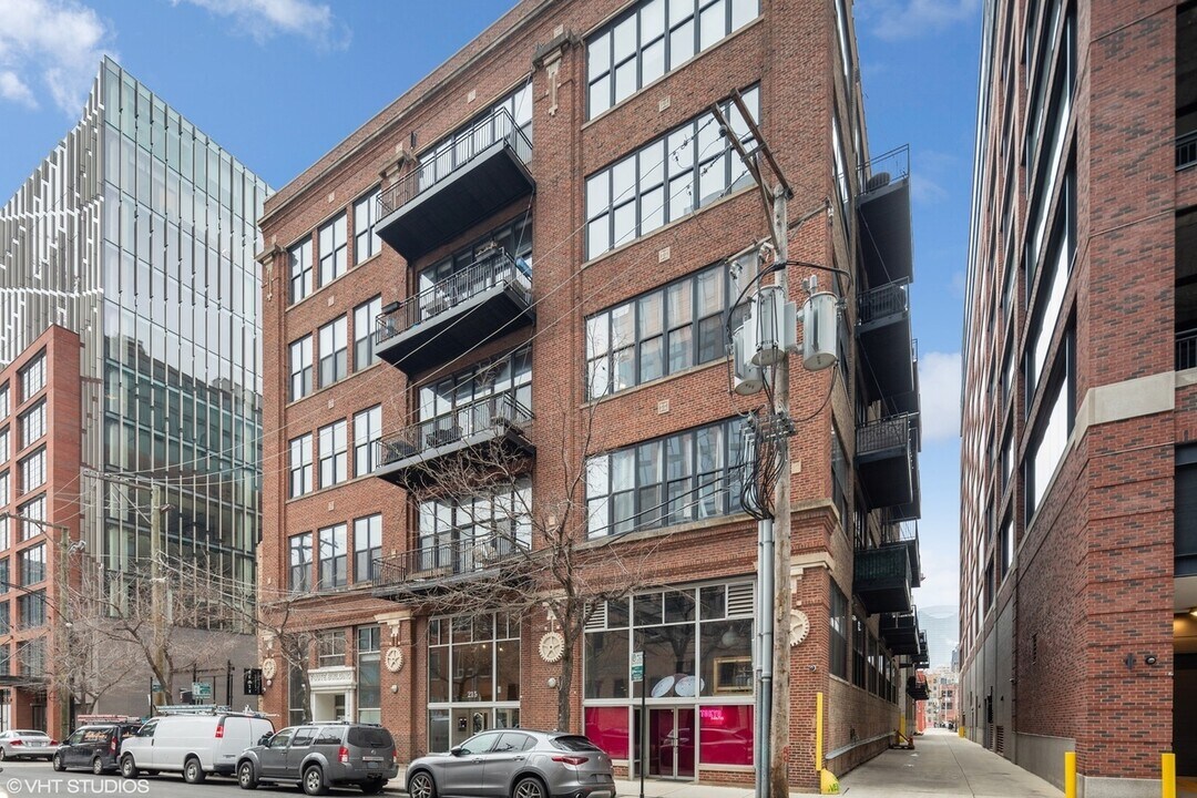 215 N Aberdeen St in Chicago, IL - Building Photo