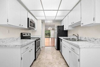 2700 Cove Cay Dr in Clearwater, FL - Building Photo - Building Photo