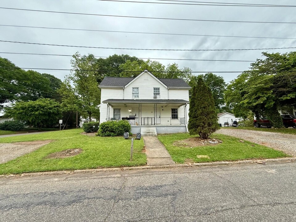 10 Spring St in Gainesville, GA - Building Photo