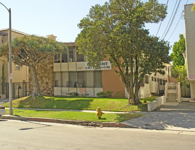 1337 N Curson Ave in Los Angeles, CA - Foto de edificio - Building Photo