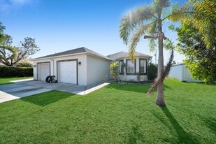 1044 SE 11th St in Cape Coral, FL - Building Photo