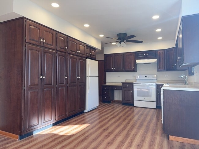 580 N State St in Hampshire, IL - Building Photo - Building Photo