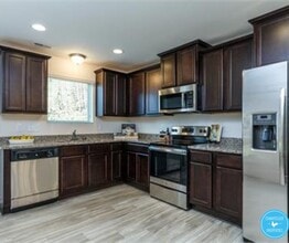882 Saratoga Dr in Durham, NC - Foto de edificio - Building Photo
