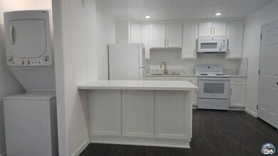 696 Yucca Dr in El Centro, CA - Foto de edificio - Building Photo