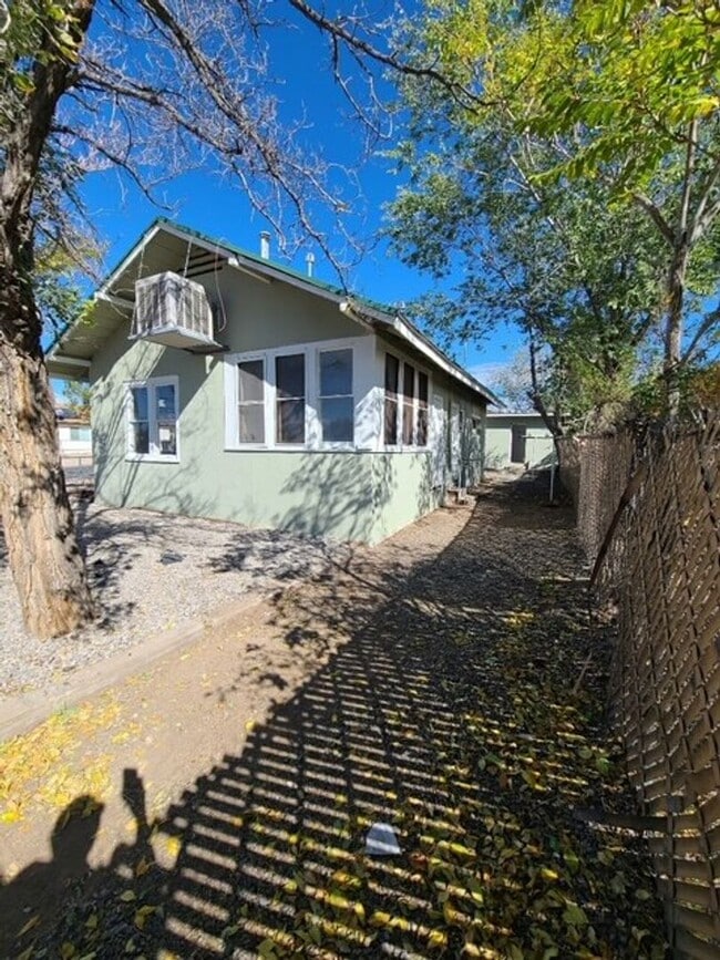 1300 Edith Blvd SE in Albuquerque, NM - Building Photo - Building Photo