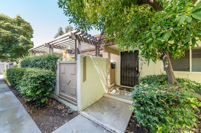 10331 Larwin Ave in Los Angeles, CA - Building Photo - Building Photo