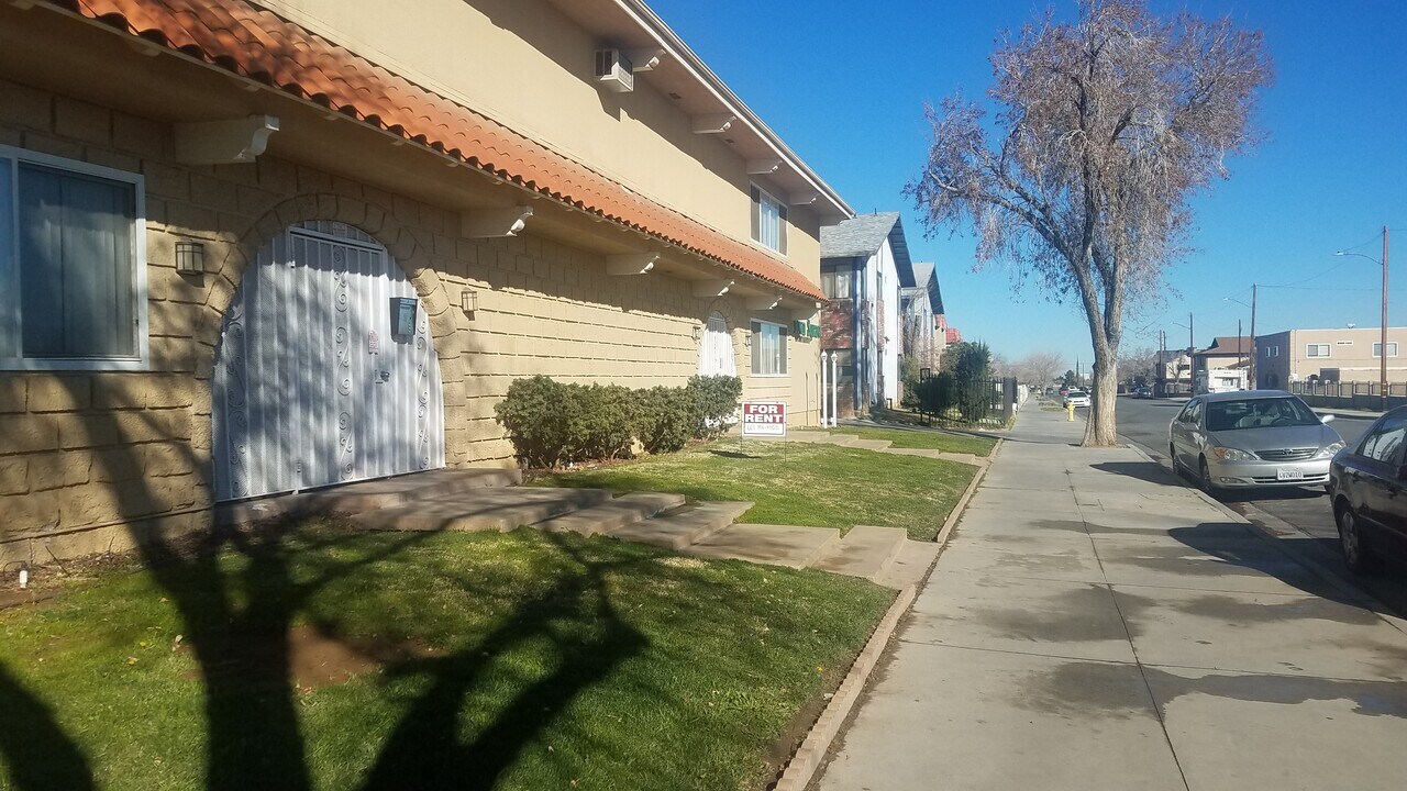 38521 5th St E in Palmdale, CA - Building Photo