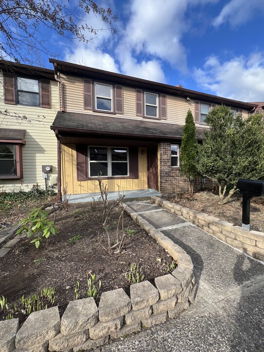 878 Williams Pl in Warminster, PA - Building Photo