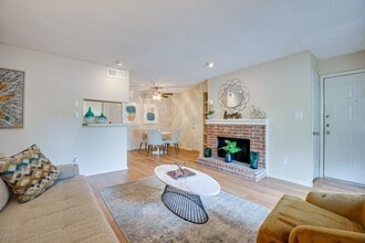 Indian Creek Apartments in Carrollton, TX - Foto de edificio - Building Photo