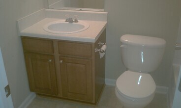 5616 Union Pointe Dr in Union City, GA - Building Photo - Building Photo