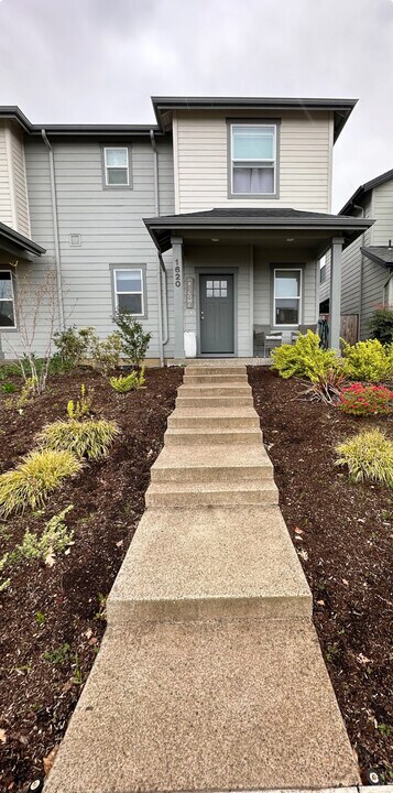 1620 SE Barberry Ave in Dallas, OR - Foto de edificio