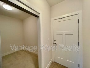 4380-4380 Lakeshore Rd in Kelowna, BC - Building Photo - Building Photo